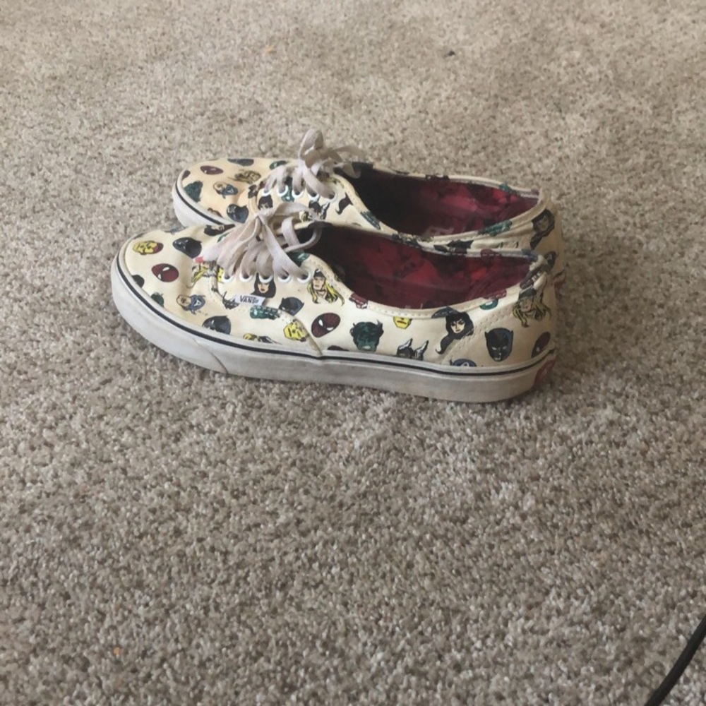 SIZE 10 CAPTAIN MARVEL VANS